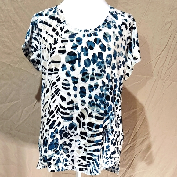 Vince Camuto Tops - Vince Camuto M‎ blue and taupe leopard print scoop neck short sleeve tee